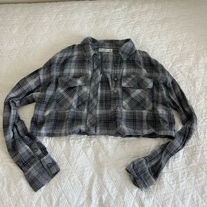 Black and white cropped top flannel.